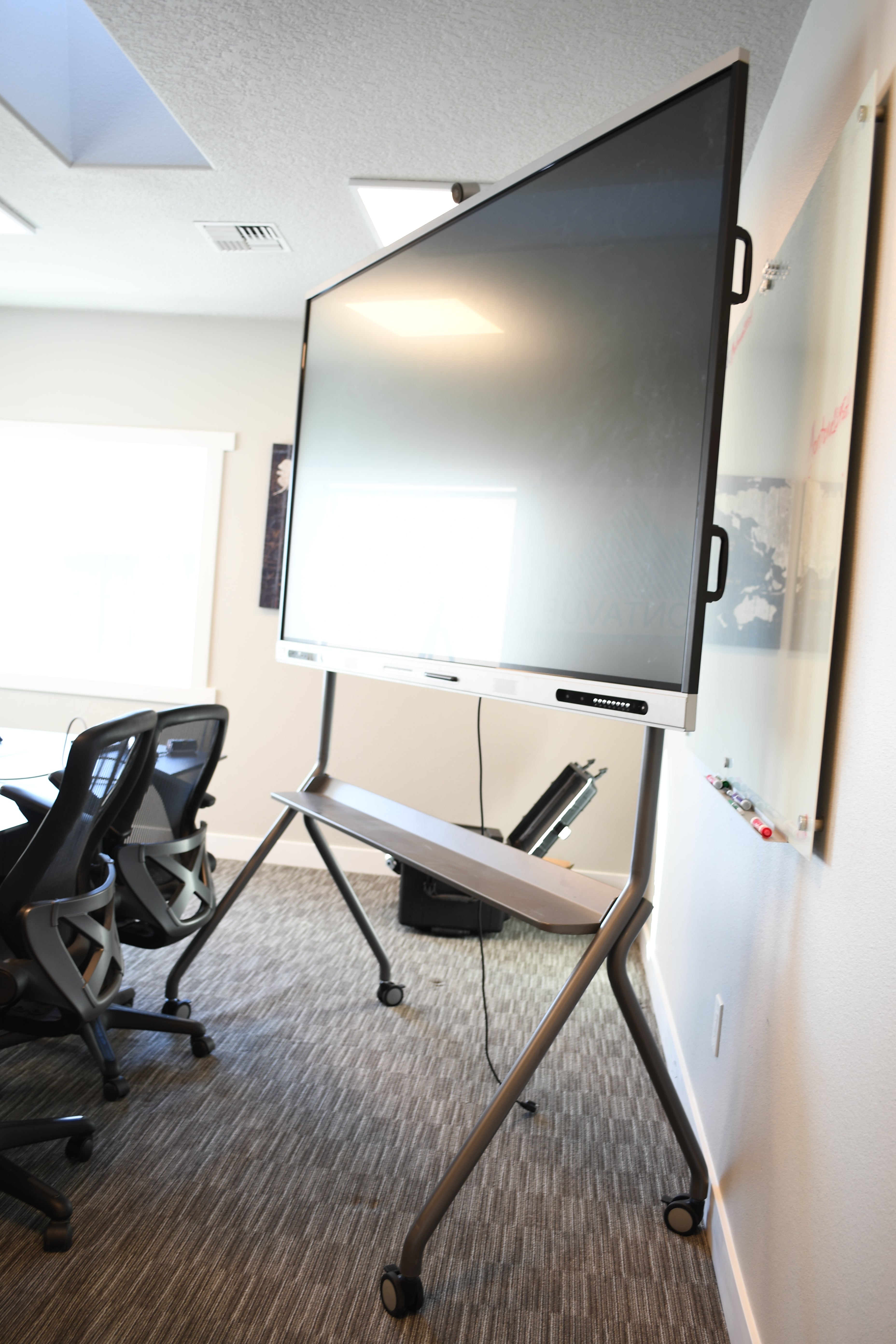 65-Zoll-Mobilständer für interaktives Smartboard